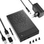 Boîtier noir ventilé avec alimentation secteur, câble USB, adaptateur USB-C, tournevis et quatre vis.