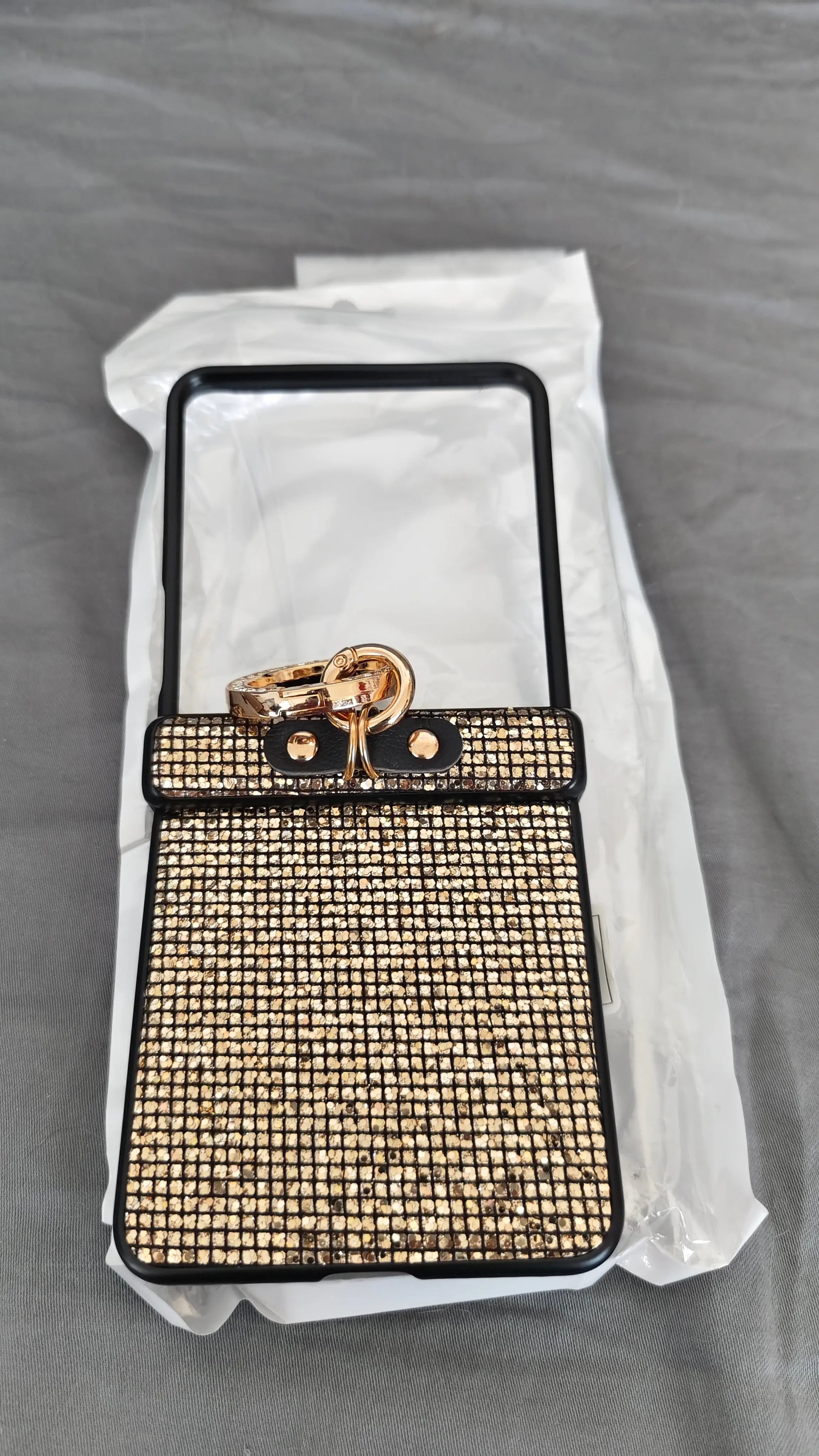 Coque téléphone Coque Luxe Strass & Anneau Doré – Samsung Galaxy Z Flip 7 TEKIN.STORE votre plateforme généraliste