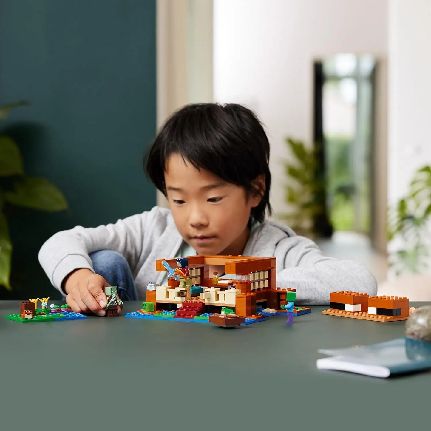Jouets LEGO Minecraft La Maison de la Grenouille - Set de Construction avec Bateau LEGO