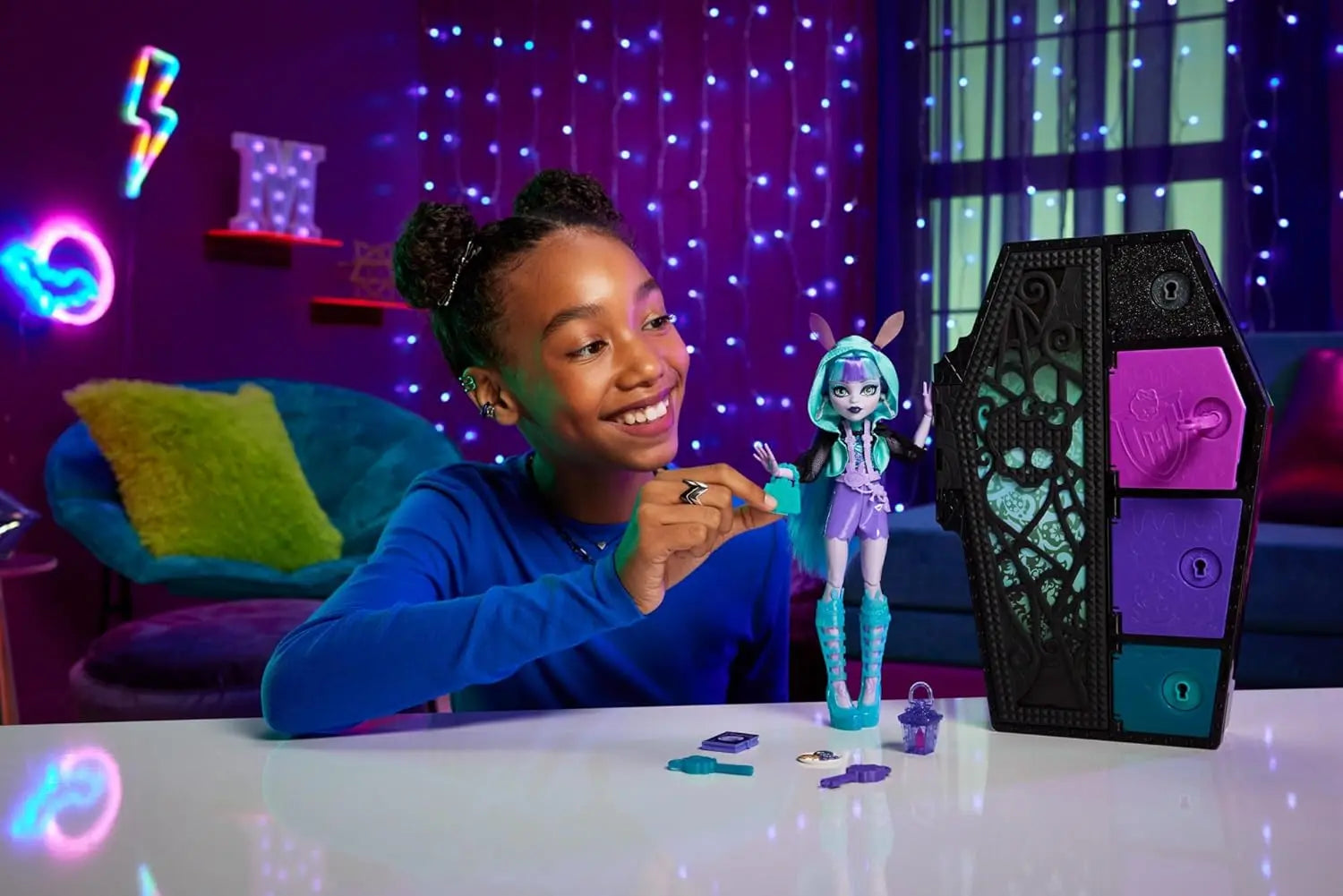 Monster High Twyla - Enfant jouant avec la poupée et le casier