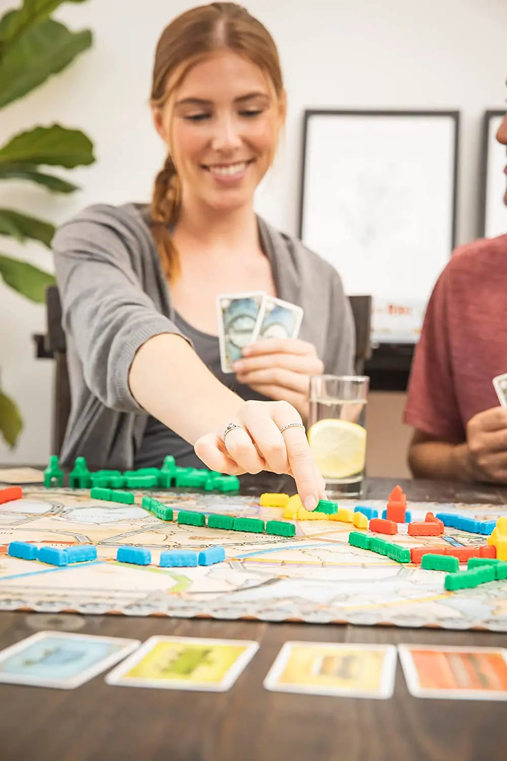 Days of Wonder - Les Aventuriers du Rail : Europe - Unbox Now - Jeu de société - À partir de 8 ans - Compatible avec Alexa Hasbro